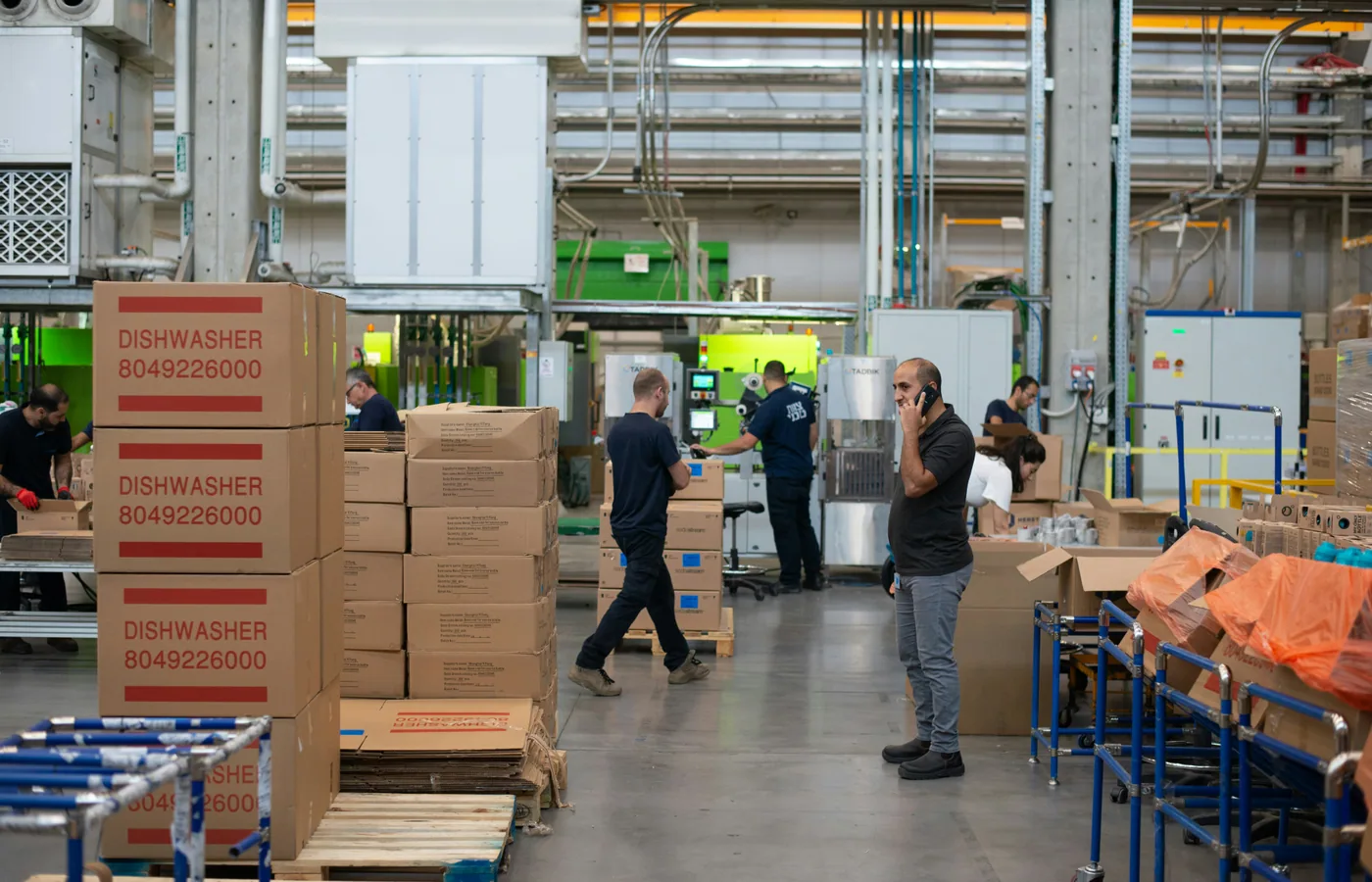 Lizenzierte Symbolaufnahme aus einer Produktions- und Lagerhalle