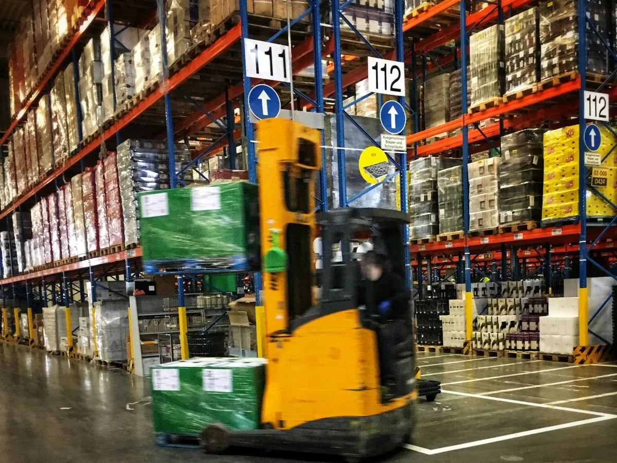 Gabelstapler beim Warenumschlag in einem Hochregallager