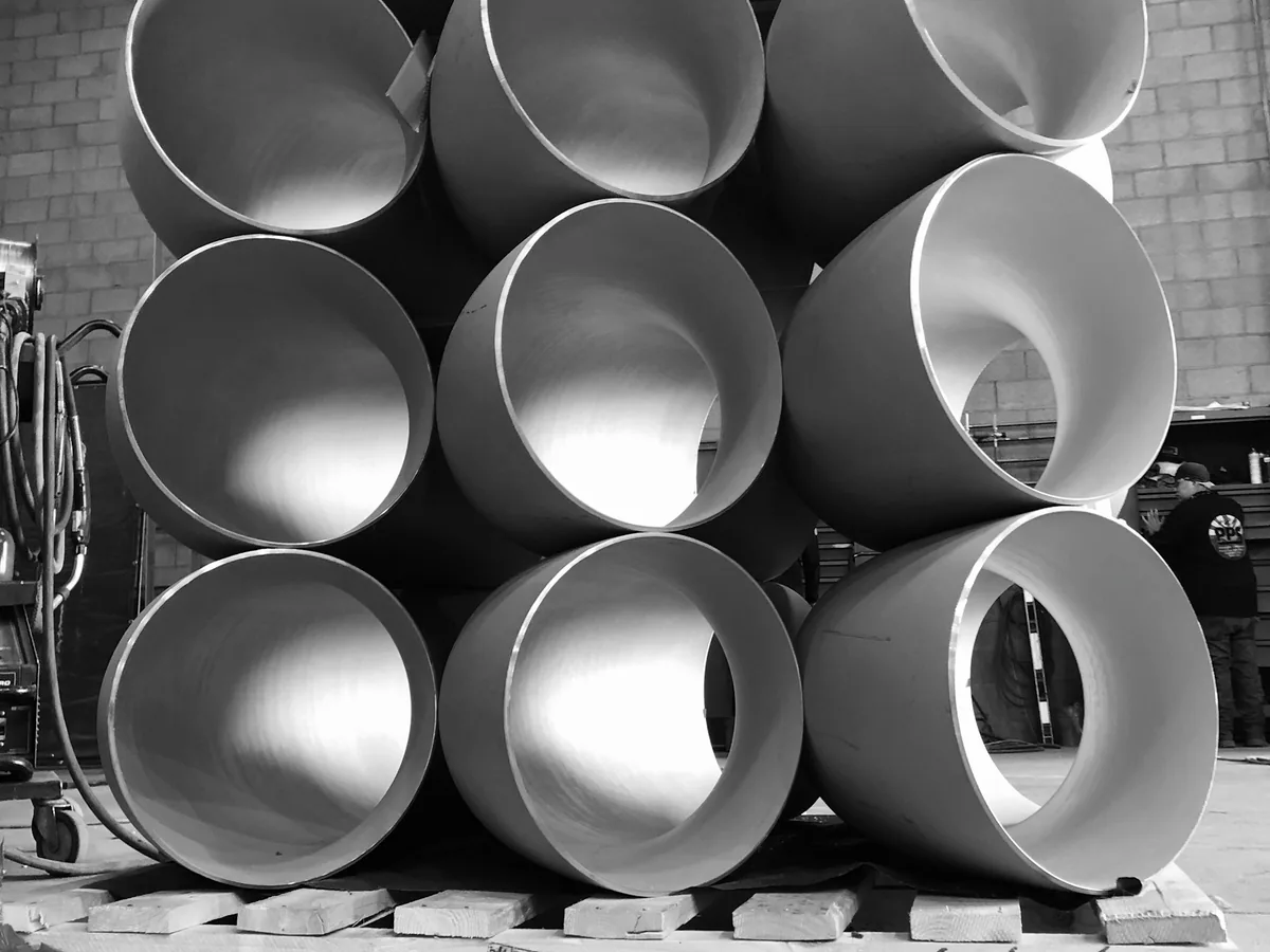 Großformatige Metallrohre als Langgut
