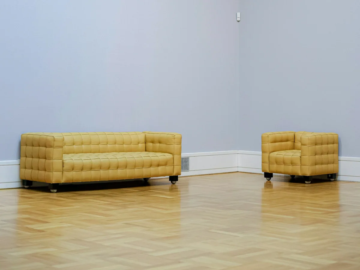 Großes Sofa und Sessel als Beispiele für Möbeltransporte