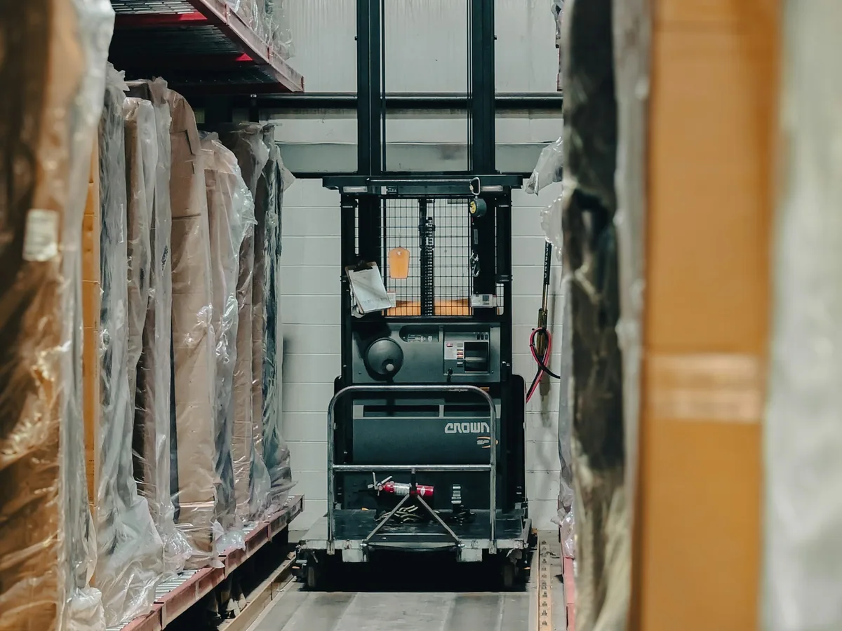 Palettierte Waren in einer Logistikhalle